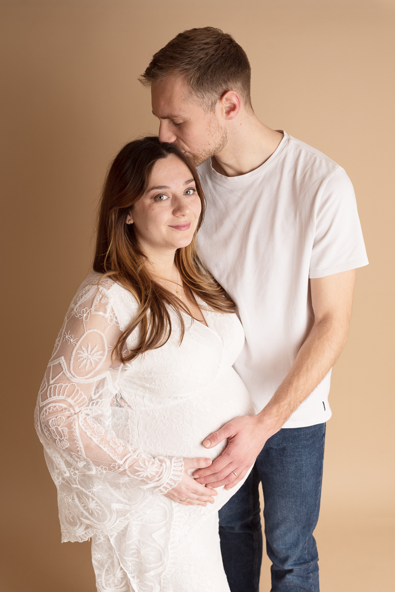 Portrait de famille futur bébé, shooting grossesse avec papa en studio 77, souvenir de grossesse près de Melun.