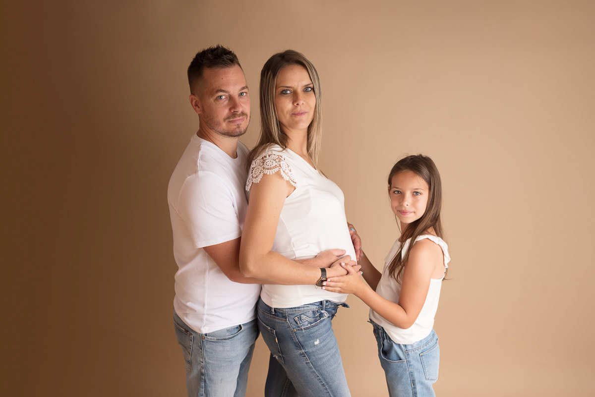 Portrait de famille futur bébé, shooting grossesse avec papa en studio 77, souvenir de grossesse près de Melun.