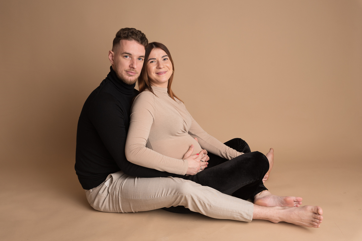 Portrait de famille futur bébé, shooting grossesse avec papa en studio 77, souvenir de maternité près de Melun.