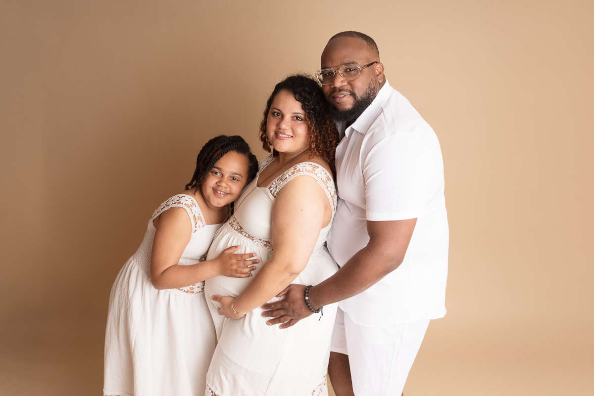 Portrait de famille futur bébé, shooting grossesse avec papa en studio 77, souvenir de grossesse près de Melun.