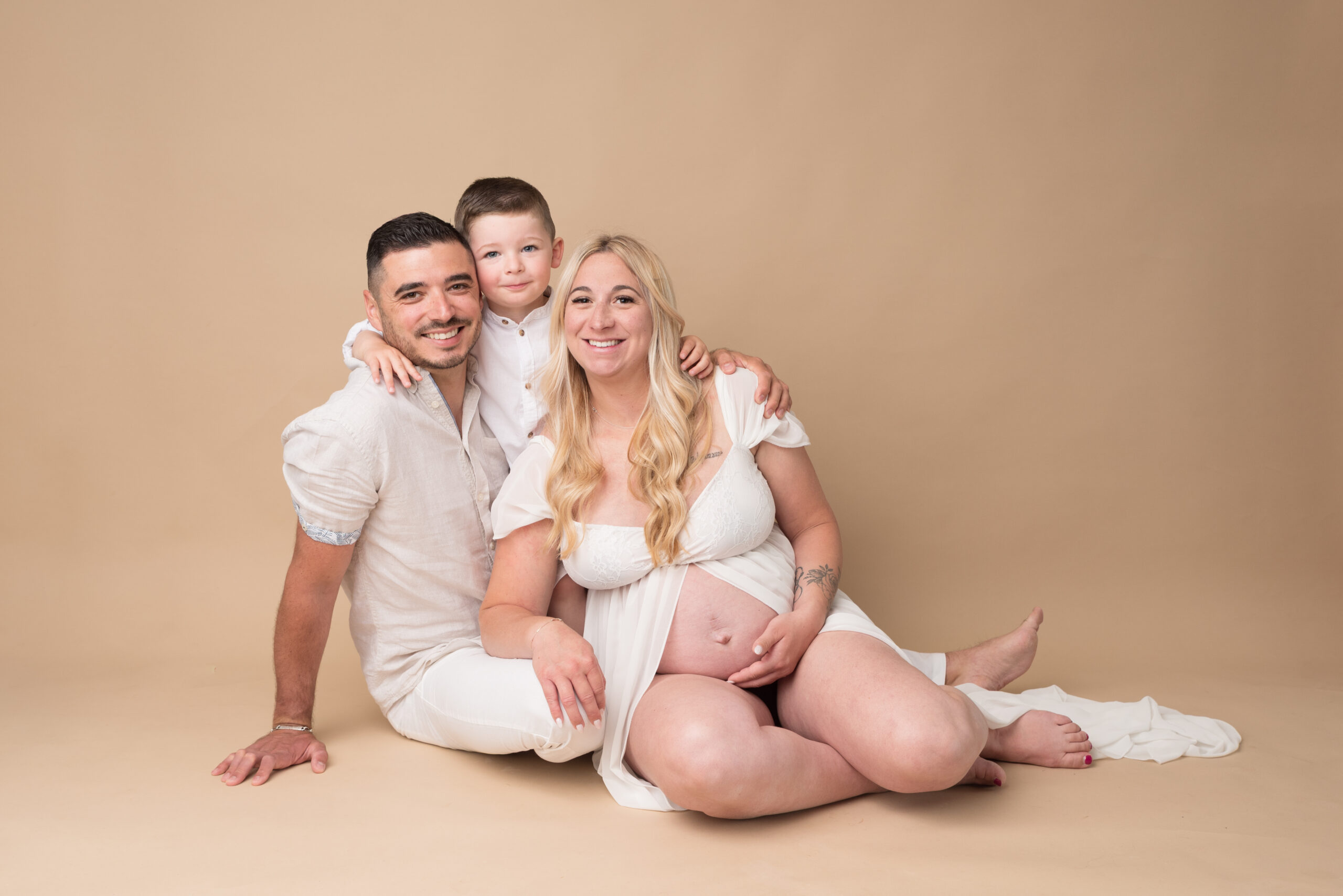 Portrait de famille futur bébé, shooting grossesse avec papa en studio 77, souvenir de maternité près de Melun.